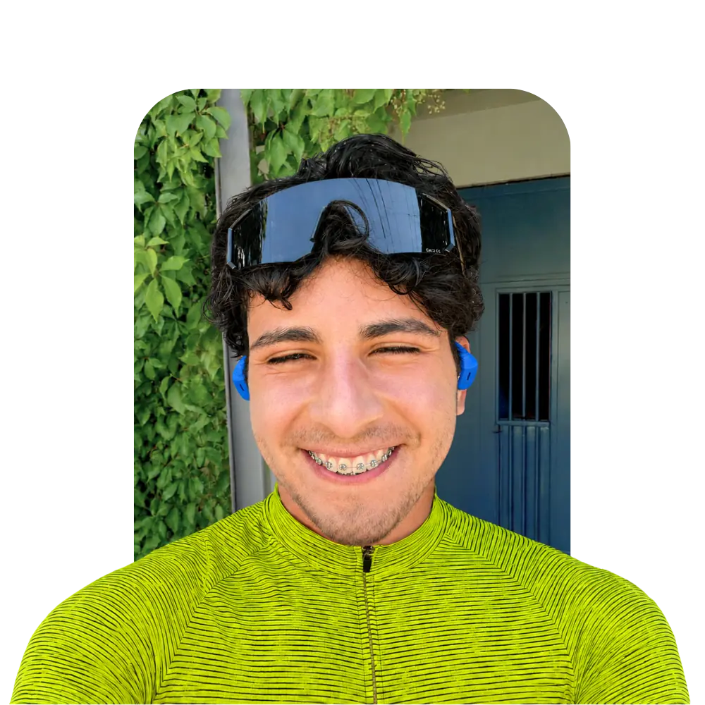 Adolfo Sarmiento sonriendo con indumentaria deportiva