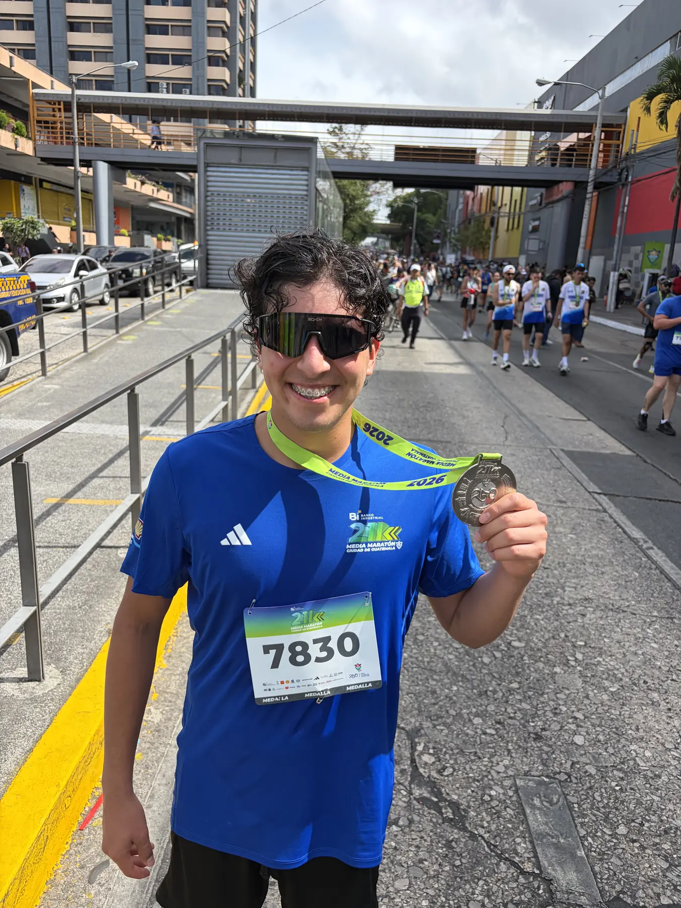 Adolfo Sarmiento con su medalla después de completar una carrera de 21 kilómetros