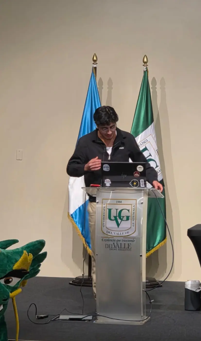Adolfo Sarmiento hablando desde un podio en una actividad universitaria