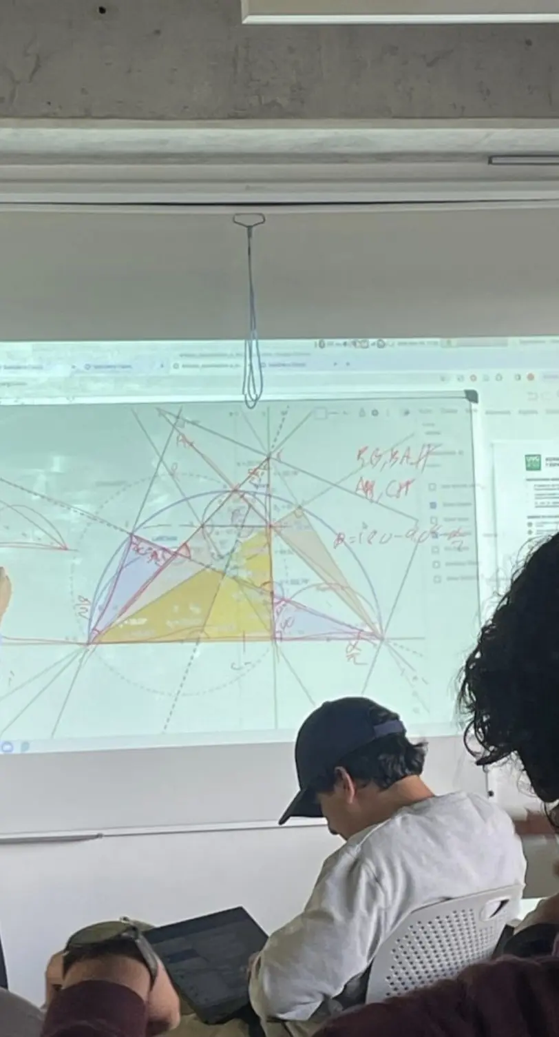 Adolfo Sarmiento en una clase universitaria con un pizarrón matemático al fondo